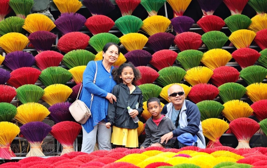 Quang-Phu-Cau-Incense-Village-5-top-traditional-handicraft-villages-in-the-northern-vietnam-should-not-be-missed-1-1024x644 12–DAY CHARMING VIETNAM FAMILY TOUR