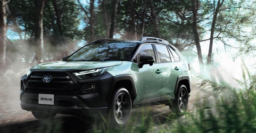 A car driving on a dirt road

Description automatically generated