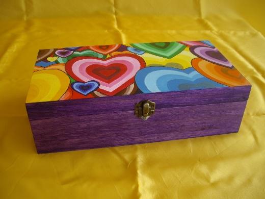 DECOLÍO ARTESANÍA: CAJA "ARCO IRIS DE CORAZONES".