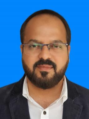 A person with a beard and glasses

Description automatically generated