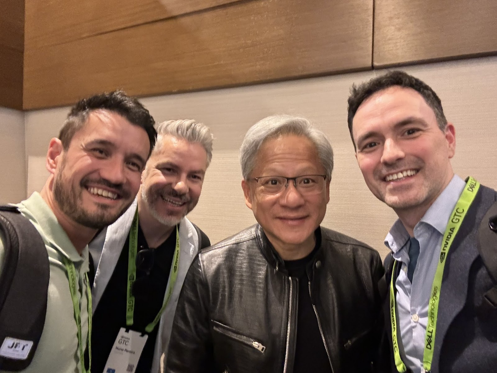 El equipo de CUDOS con Jensen Huang, director ejecutivo de NVIDIA