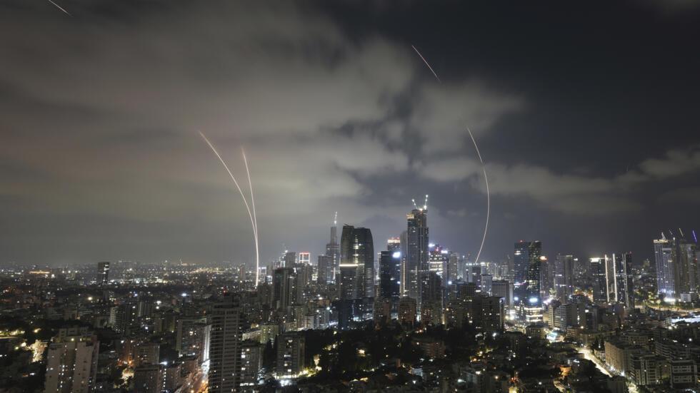 以色列在特拉维夫市中心拦截伊朗导弹的场景。