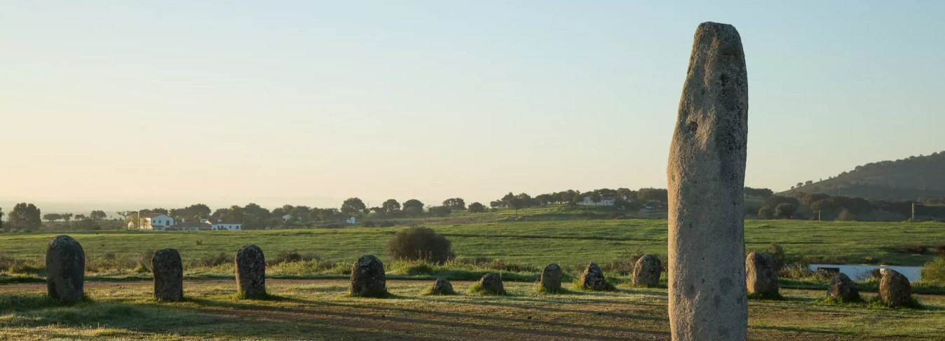Cromeleque do Xerez, conjunto de pedras megalíticas em área verde próxima ao Alqueva; descubra este sítio arqueológico e onde fica Monsaraz