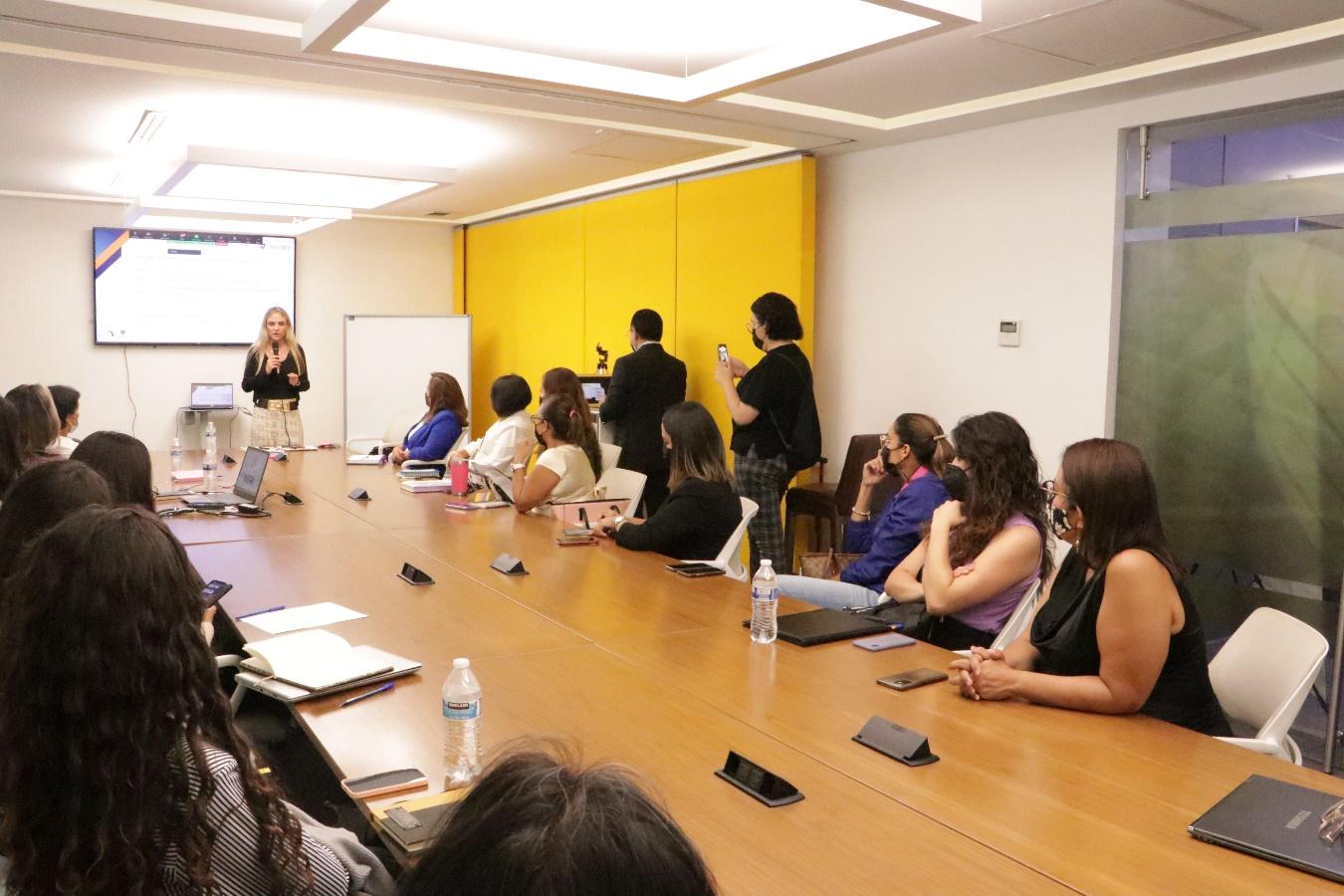 Un grupo de personas en un salón de clases

Descripción generada automáticamente