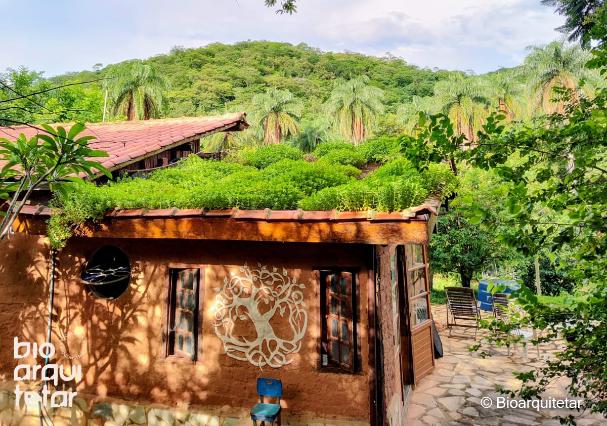 Casa com telhado verde