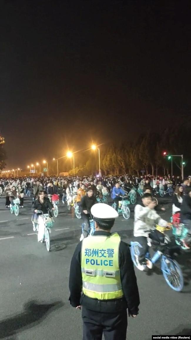 中国数千名学生骑自行车前往河南开封寻找汤包,导致郑州的一条高速公路被堵塞。(截图来自2024年11月9日发布的社交媒体视频)