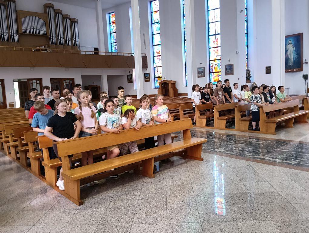 Obraz zawierający meble, w pomieszczeniu, ubrania, kościół
Zawartość wygenerowana przez AI może być niepoprawna.