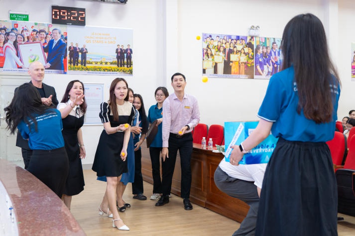 Nguyen Thi Thuy Kieu Crowned Champion of HUTECH Guru 2024 37