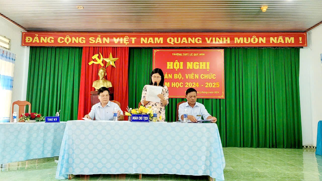 Ảnh có chứa trong nhà, trang phục, người, bàn

Mô tả được tạo tự động