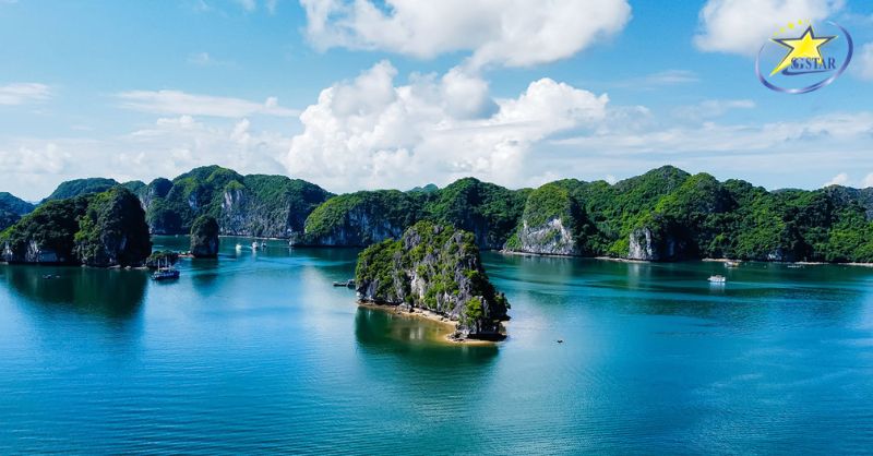 Vịnh Lan Hạ là địa điểm bạn không nên bỏ qua khi du lịch Cát Bà
