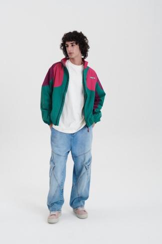 modelo em pe com blusa verde e vermelho