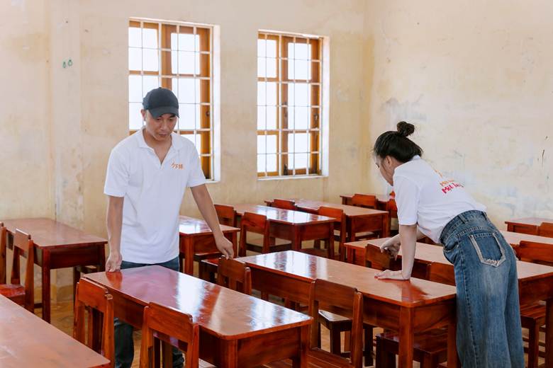 A person and person standing in a classroom

Description automatically generated