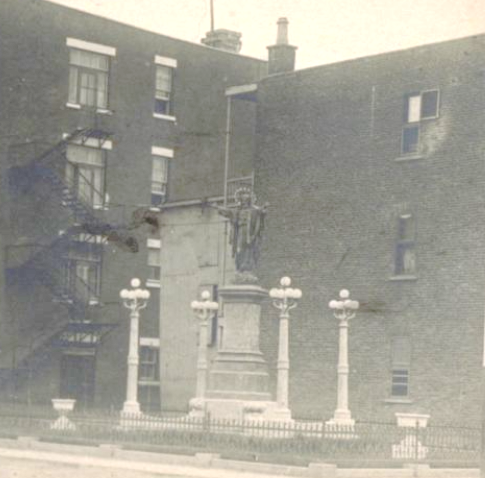 Une image contenant plein air, fenêtre, bâtiment, maison

Le contenu généré par l’IA peut être incorrect.