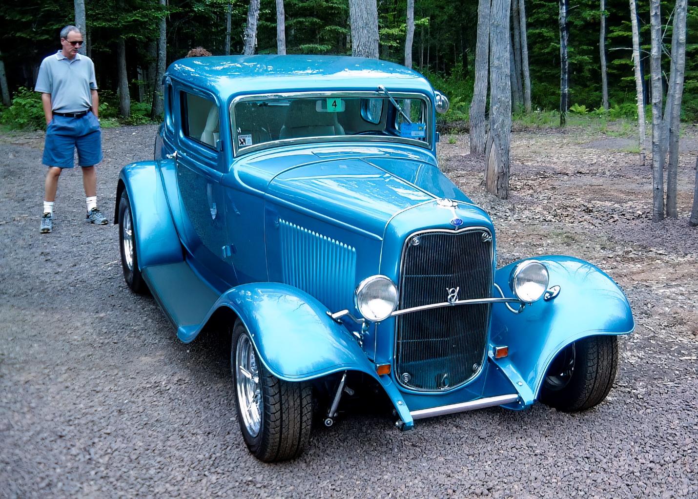 A blue car parked on gravel

AI-generated content may be incorrect.