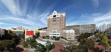A large building with a circular road and trees

AI-generated content may be incorrect.