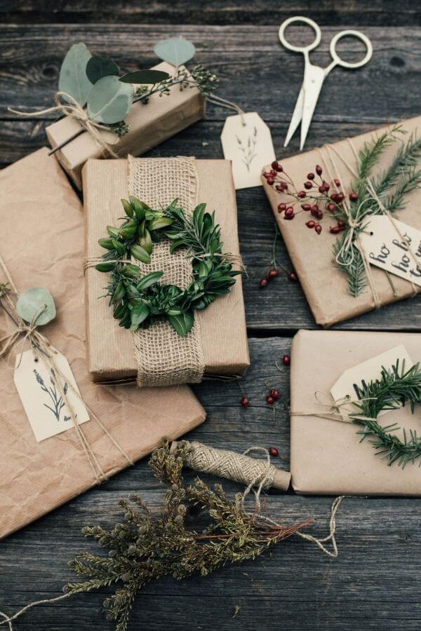 Boho Christmas Wrapping Ideas- Kraft paper gift wrapping ideas to bring your gifts to life. 