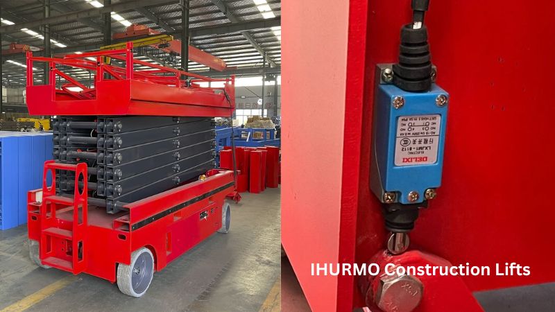 Elevatore da cantiere rosso con piattaforma estesa in un magazzino, dotato di un interruttore di controllo blu. Testo: "IHURMO Construction Lifts.