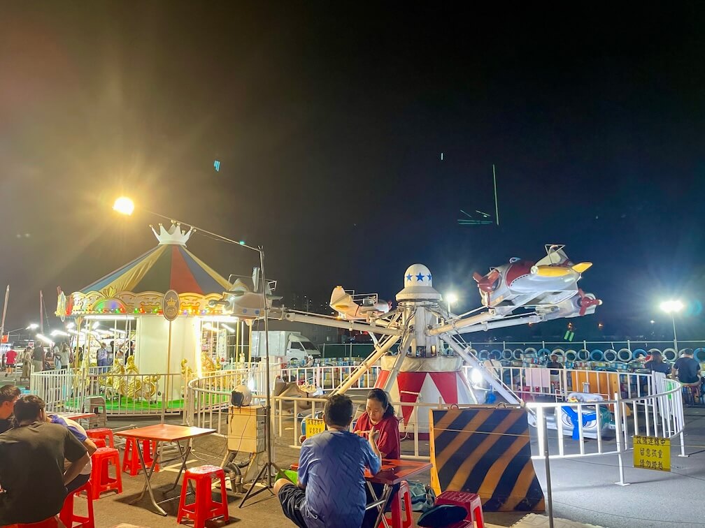 台中海線夜市推薦 #2 鹿峰夜市 兒童遊戲區 飛天車