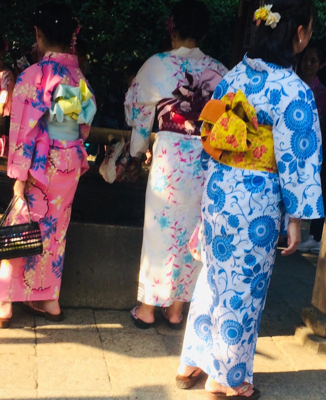 Primer plano de hermosos patrones y colores de tela yukata que muestran la construcción liviana, perfecta para sesiones de fotografía de verano.