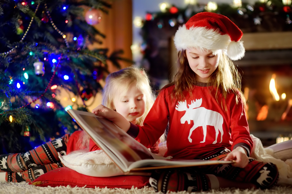 Deux sœurs lisant un livre le soir de Noël