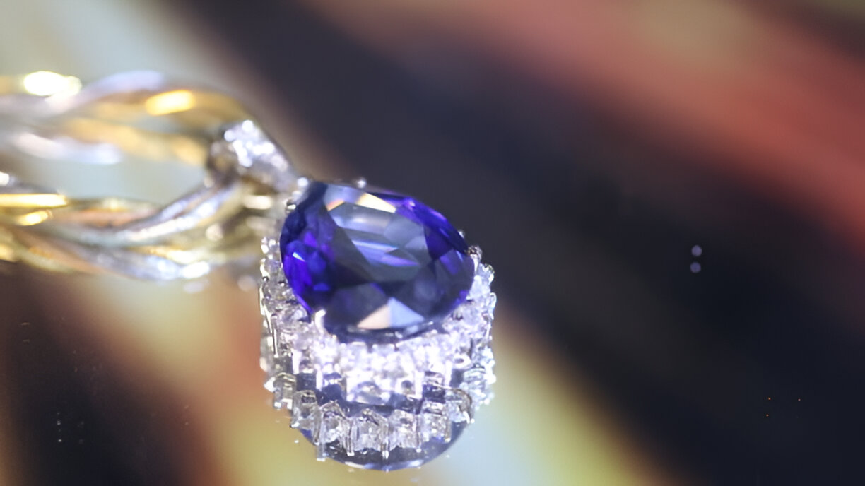 White gold pendant with alexandrite gemstone