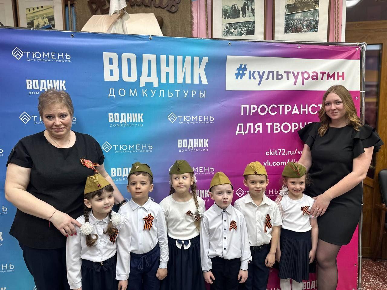 Юные участники на сцене ДК «Водник».
