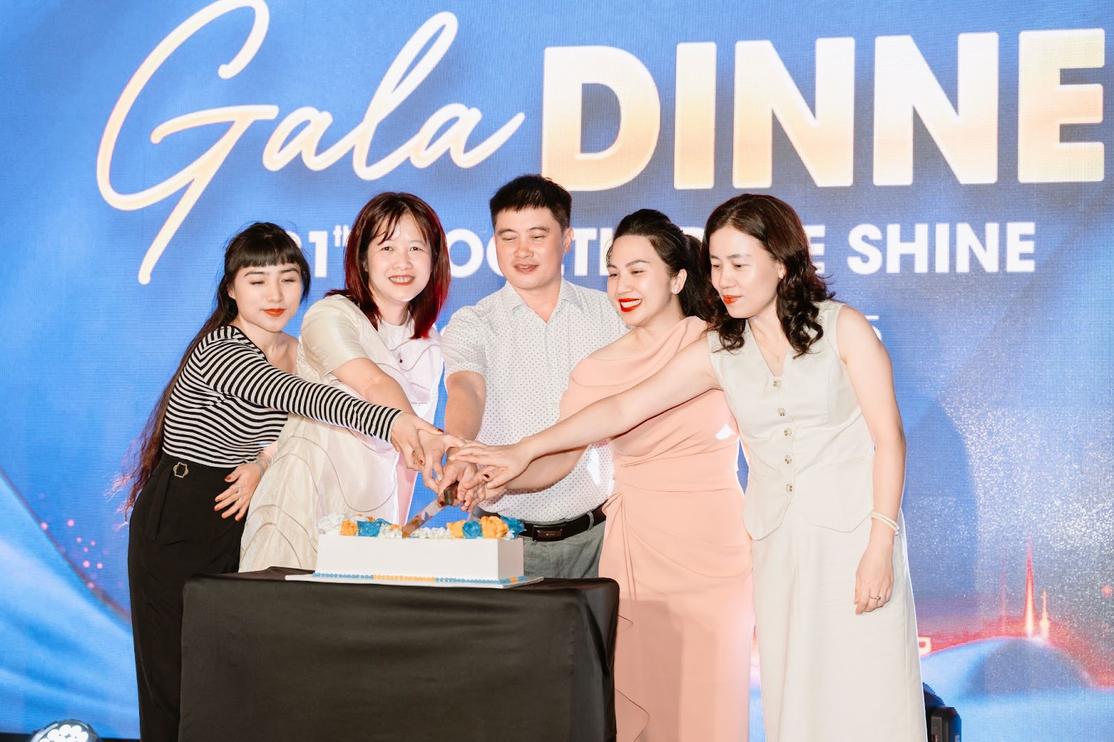Ảnh: Đại diện Ban lãnh đạo công ty cắt bánh chúc mừng công ty bước sang tuổi 21