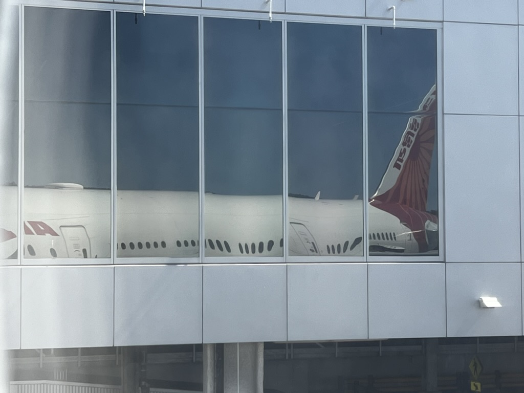 The Boeing 747's reflection