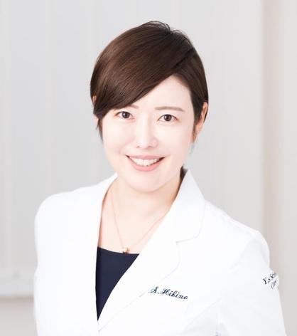 白いシャツを着ている男性

自動的に生成された説明