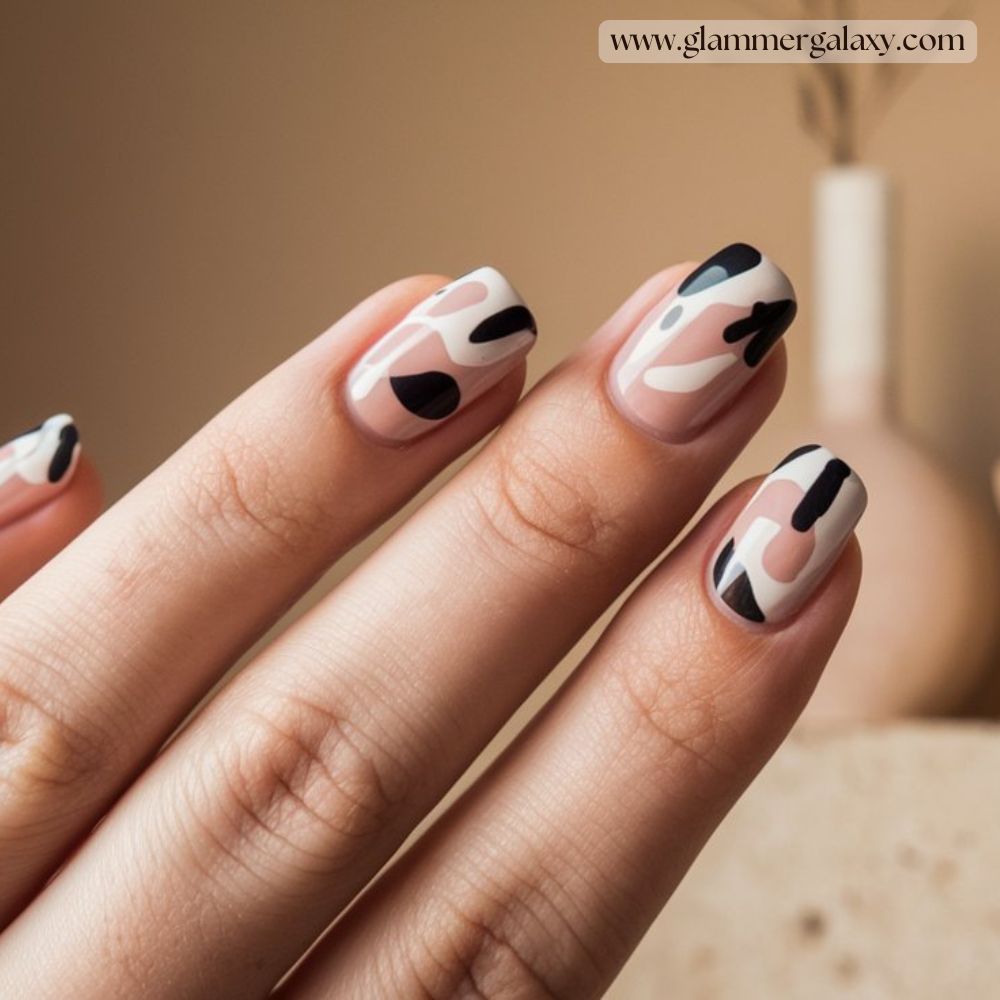 Hot summer nails having Abstract + minimal