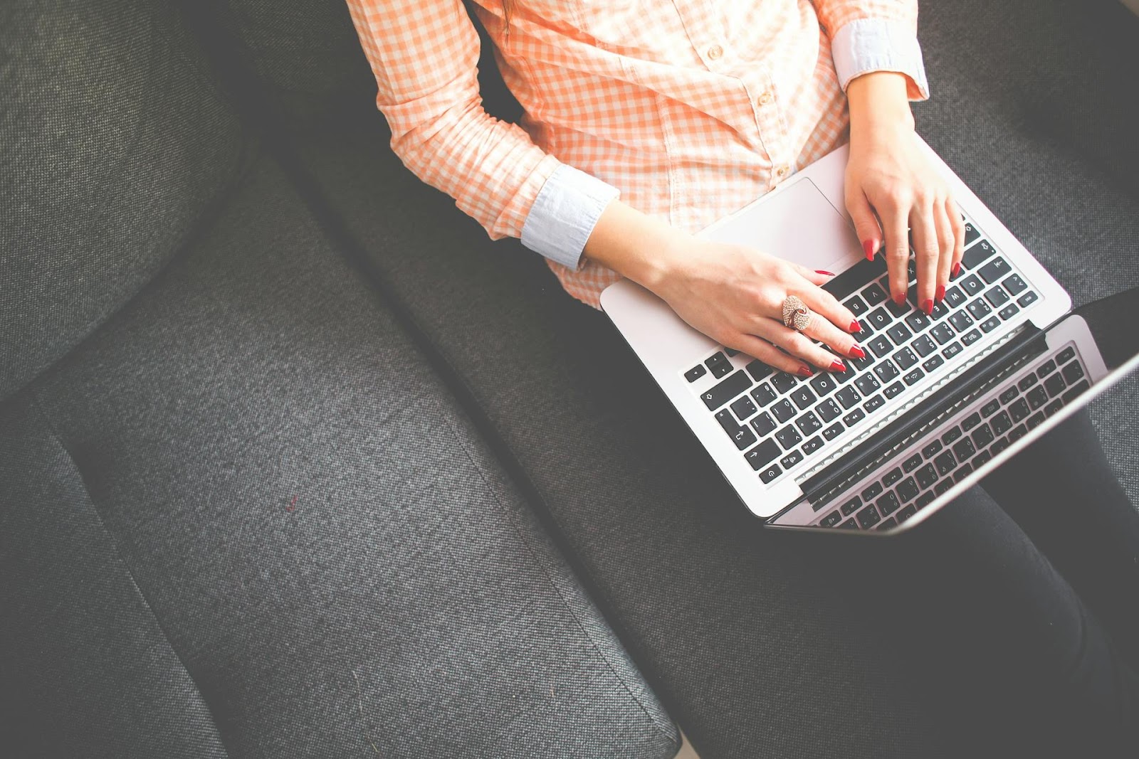 A woman on her laptop | Source: Pexels