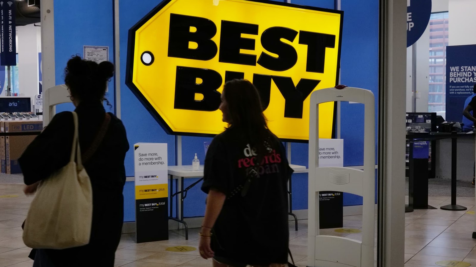 NEW YORK, NEW YORK - AUGUST 29: People walk into a Best Buy store in a Brooklyn mall on August 29, 2023 in New York City. Shares of the tech retail chain rose 6% to $78.50 Tuesday after announcing that it earned $274 million, or $1.25 per share, during the quarter which was slightly better than analyst estimates. (Photo by Spencer Platt/Getty Images)