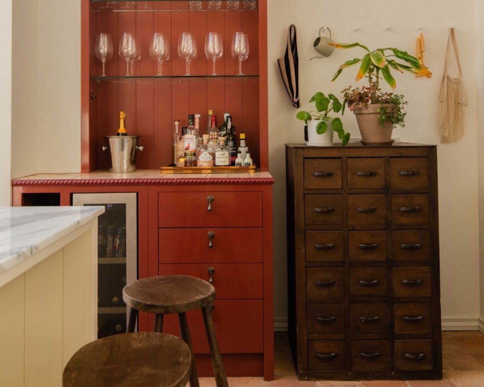 WOW 1 Day Painting Shades of Red - Deep Red Cabinets