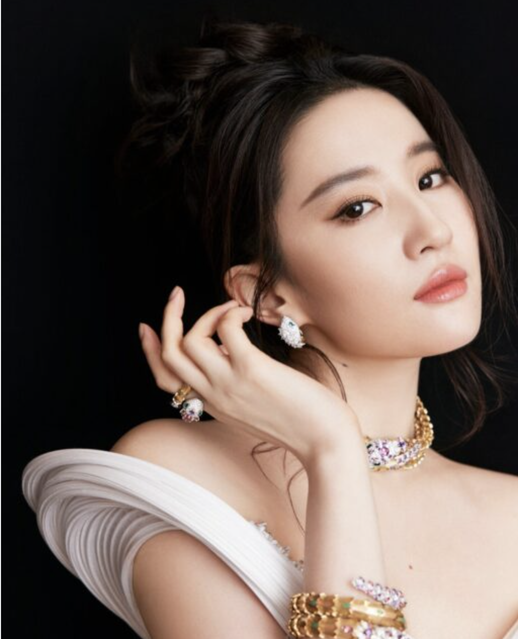 A photo of Liu Yifei wearing a gorgeous jewelries