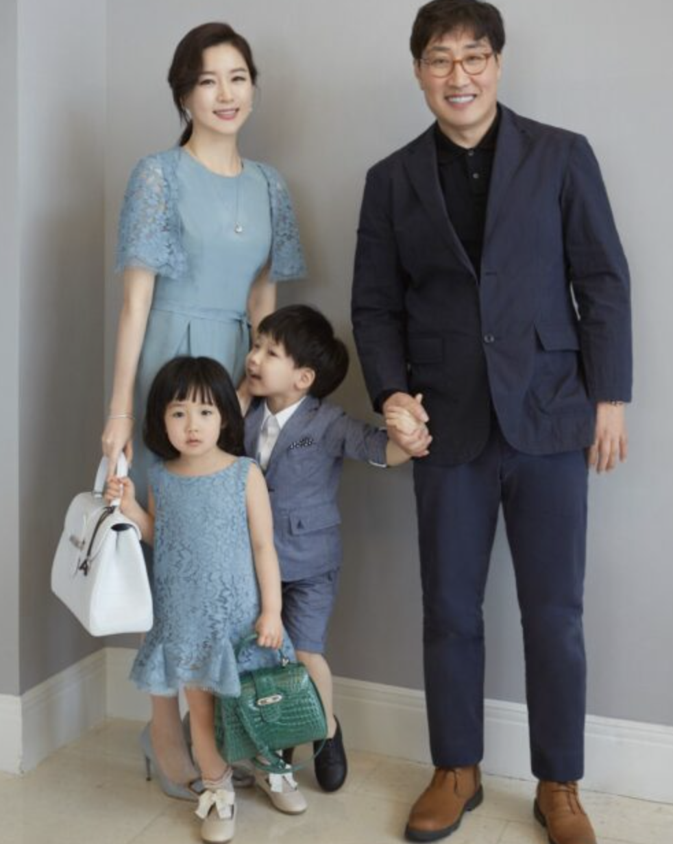 A picture of Lee Young Ae and her husband Jeong Ho Young with their children