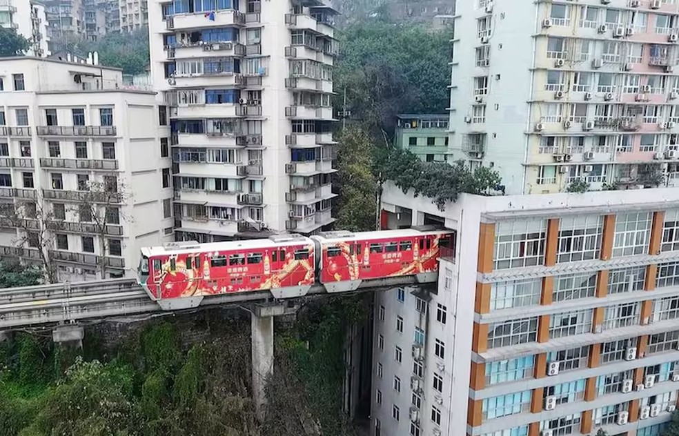 Este trem na China passa direto por um bloco habitacional de 19 andares na cidade de Chongqing  Foto: La Nacion via Getty Images