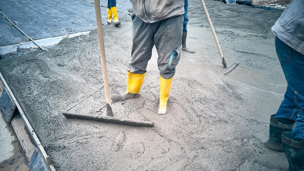 cara menghitung takaran cor beton manual sesuai SNI (https://www.freepik.com/premium-photo/construction-worker-uses-bullfloat-spread-cement-mortar-screed-cast-place-concrete-works_108374812.htm#fromView=search&page=2&position=46&uuid=85c5434c-3824-4be6-bba4-8842a856a57d