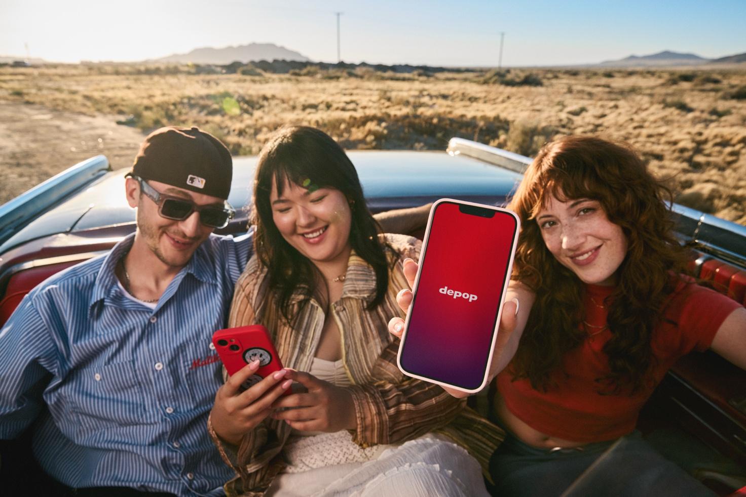 A group of people holding cell phones Description automatically generated