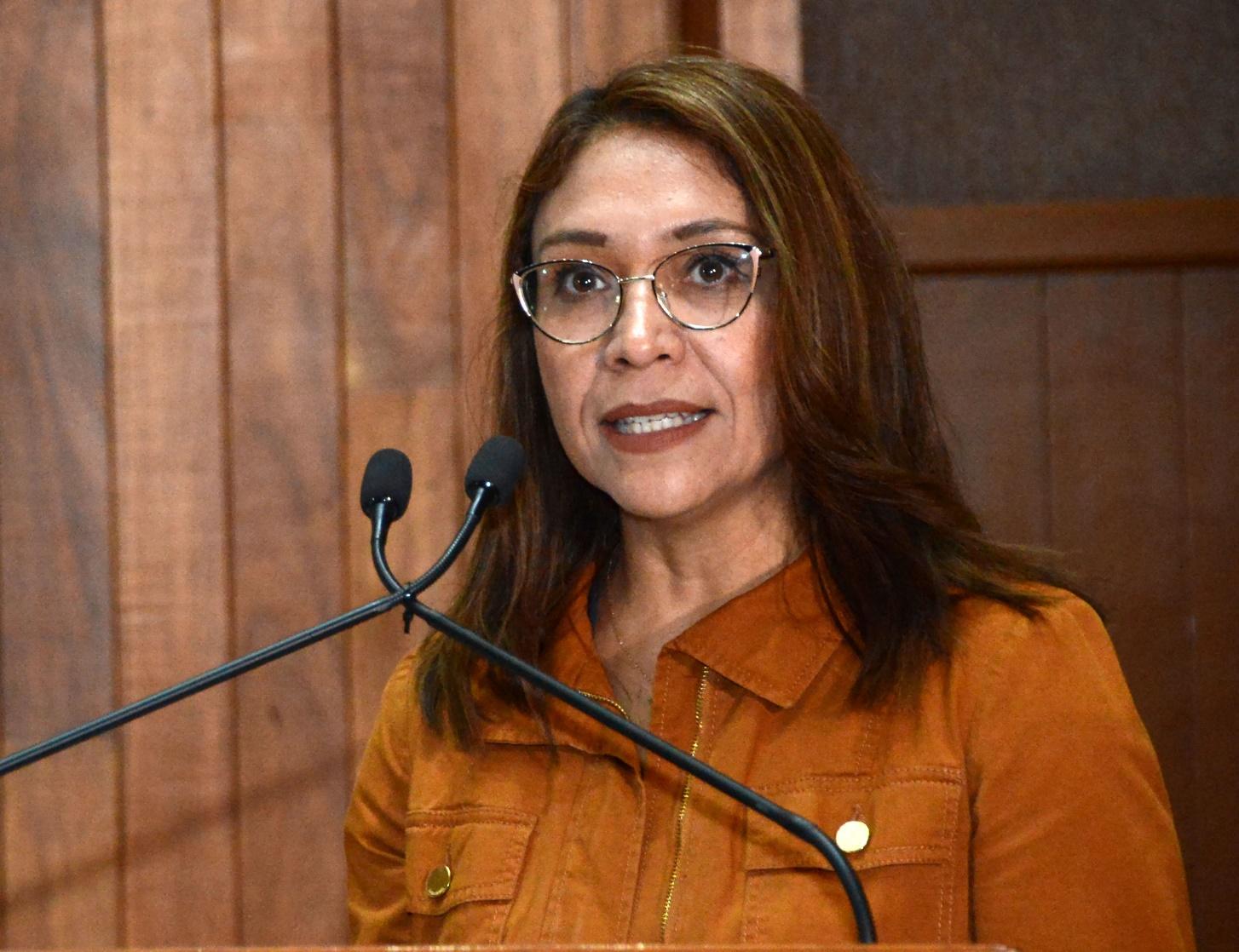 Mujer sonriendo con lentes

Descripción generada automáticamente