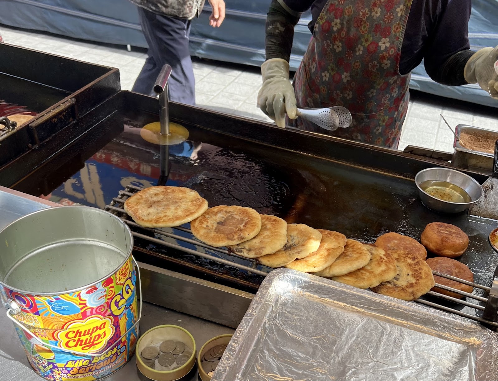 明洞の屋台に並ぶホットク