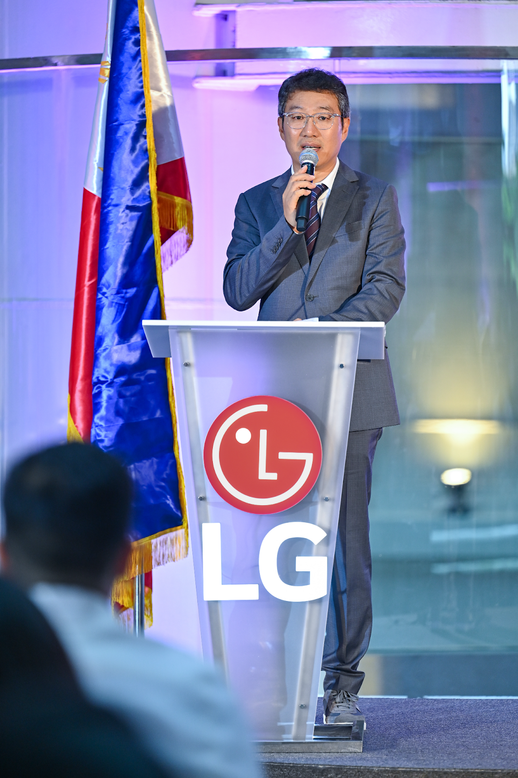 Celebrating 12 Years of OLED Excellence, LG Showcases “Fragments” by Isaiah Cacnio at the National Museum of Natural History