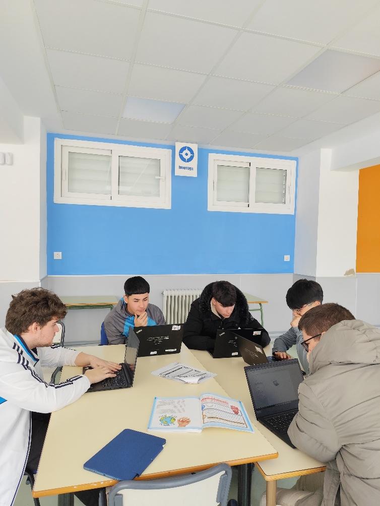 Un grupo de personas en un salón de clases

El contenido generado por IA puede ser incorrecto.
