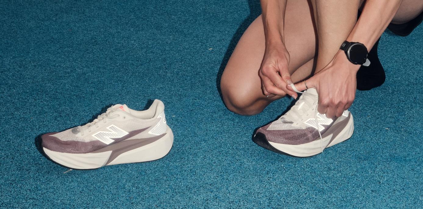 Ein Bild, das Füße, Person, Schuhwerk, Knöchel enthält.

KI-generierte Inhalte können fehlerhaft sein.