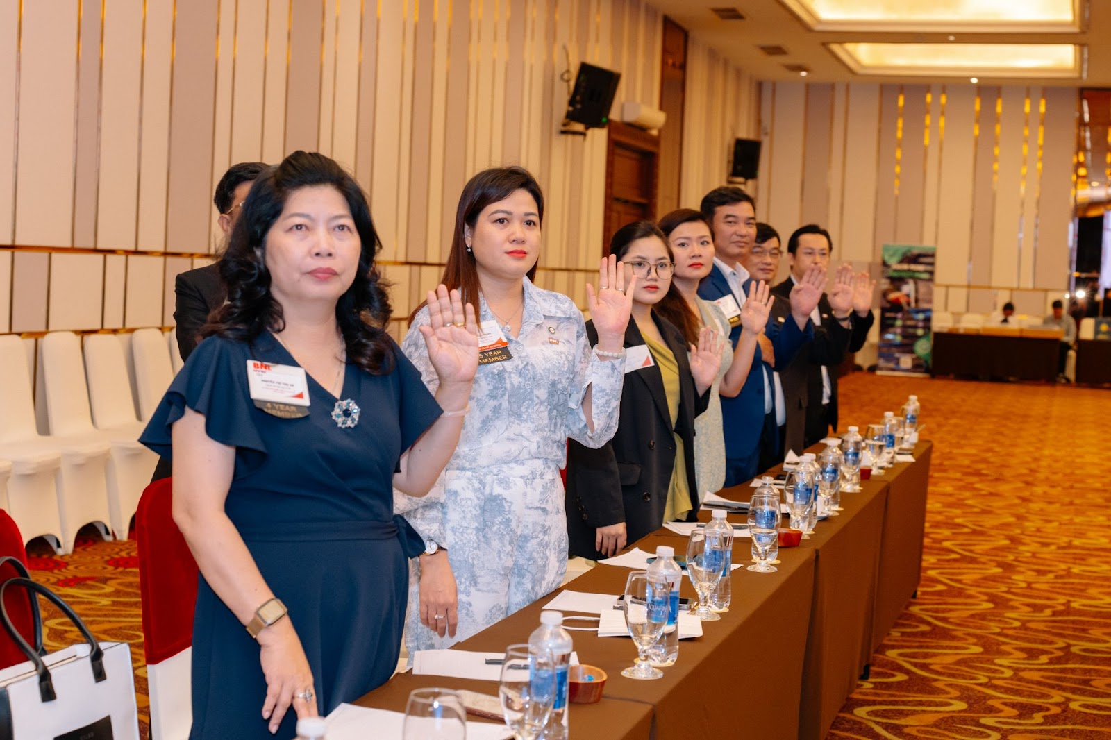 Các thành viên BNI CEO đứng lên đọc và cam kết tuân thủ các quy tắc đạo đức