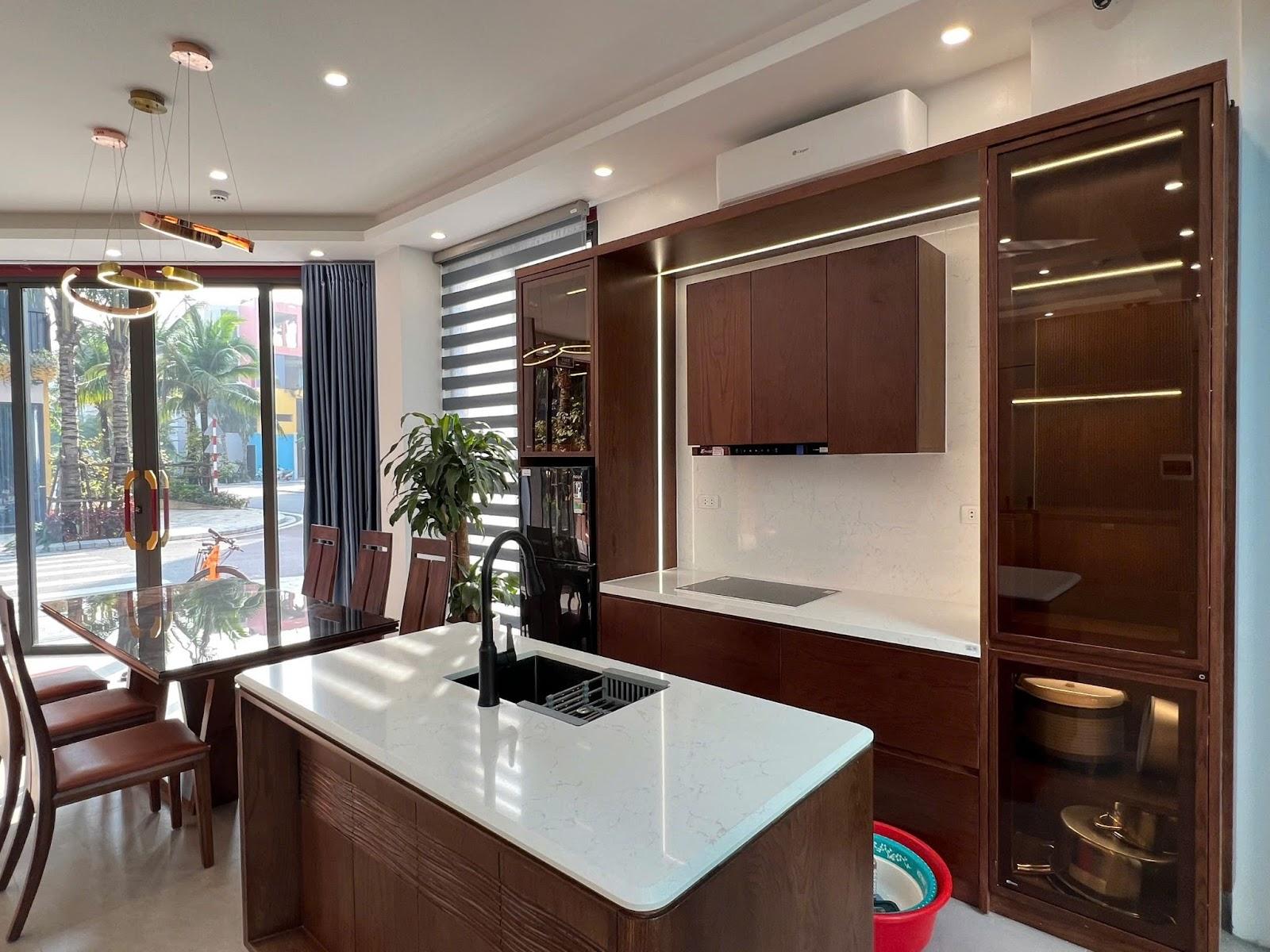 Không gian rộng rãi tầng 1 villa A7-15 với phòng khách, khu vực bếp và bàn ăn đầy đủ tiện nghi
