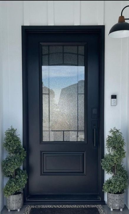Pintu dengan rangka aluminium hitam ramping dan panel kaca es, memaksimalkan cahaya masuk sambil menjaga privasi.