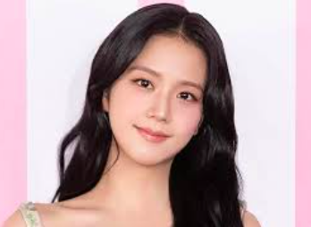 This contains an image of Blackpink Jisoo