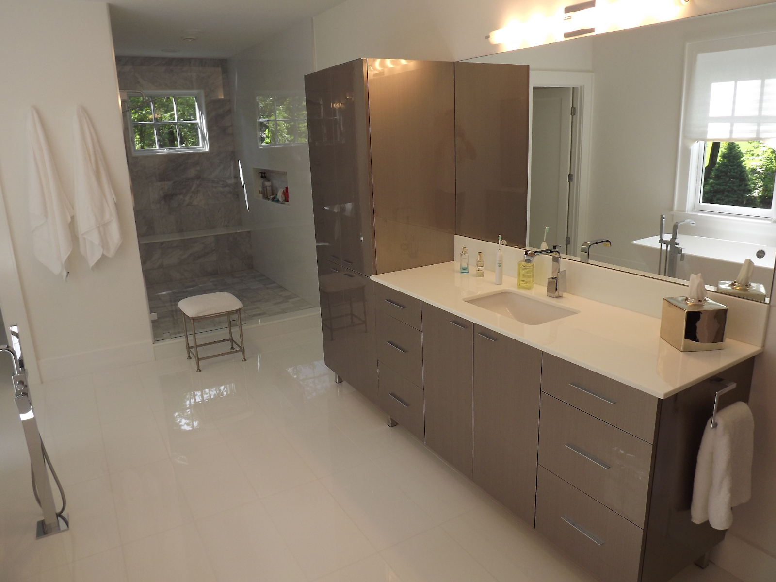 This image depicts a bathroom showcasing sleek flat-panel cabinets.