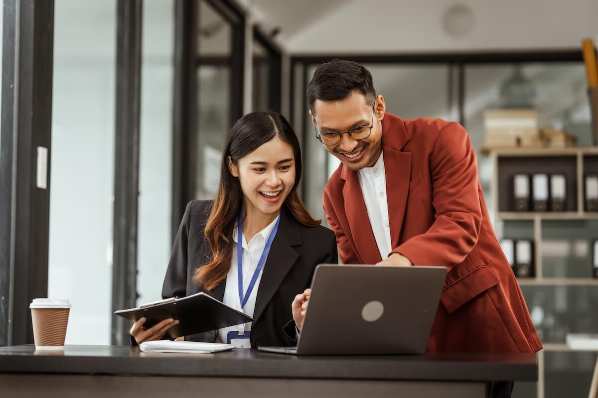 2 colleagues working together