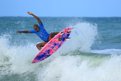 Emanoel Tobias estreando em etapas do WSL Qualifying Series em Natal (Foto: Aleko Stergiou / WSL Latam)